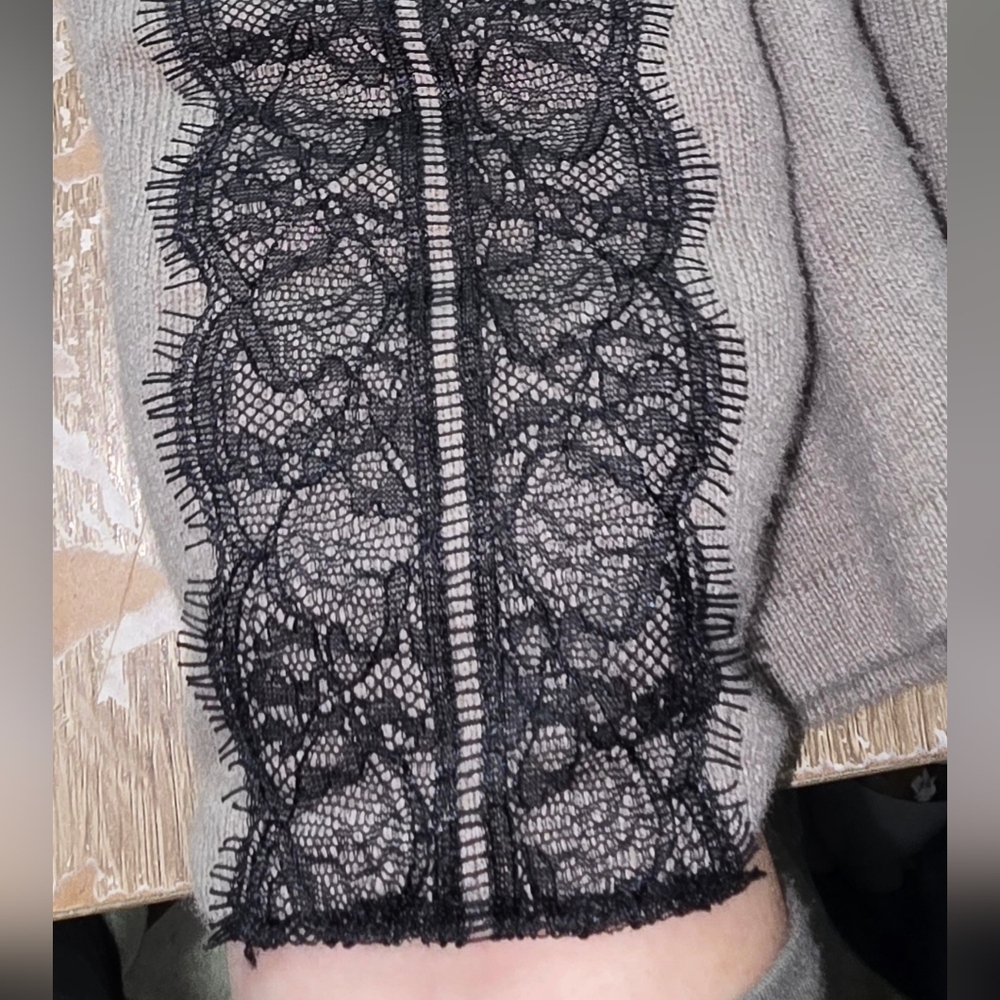 Neiman Marcus The Cashmere Collection Lace Trim Beige Cashmere Sweater M *READ* - Picture 2 of 9